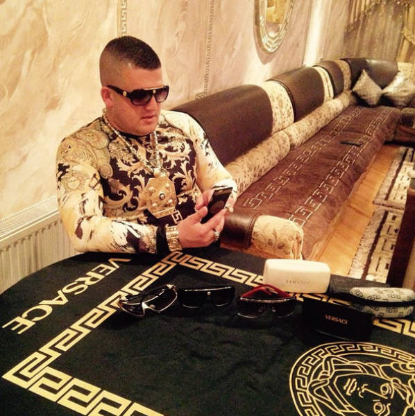  ,      Versace (28 )