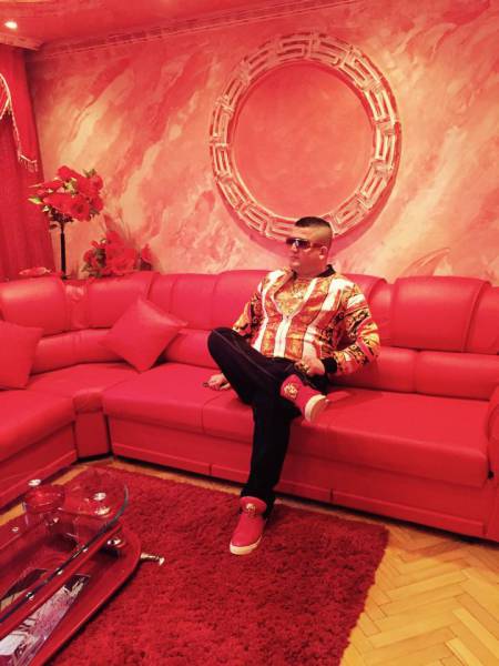  ,      Versace (28 )
