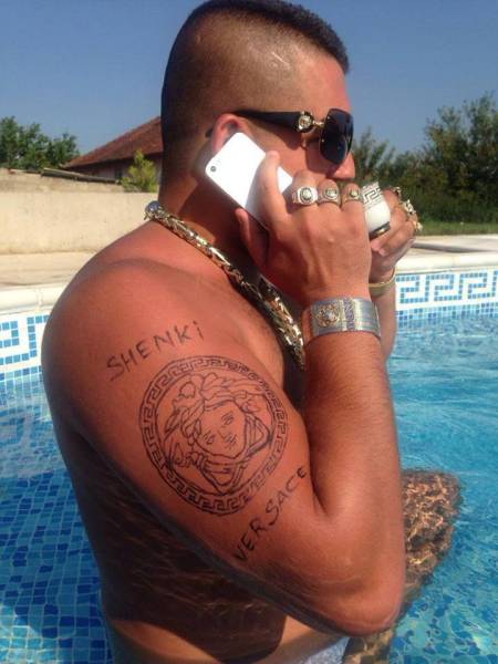  ,      Versace (28 )