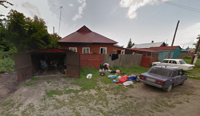 Герои вирусного фото объяснили, почему лежали у забора (2 фото) Герои вирусного фото объяснили, почему лежали у забора (2 фото)