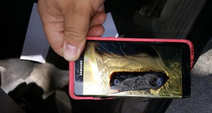 У жительницы Гавайев загорелся «безопасный» Samsung Galaxy Note 7 (3 фото) У жительницы Гавайев загорелся «безопасный» Samsung Galaxy Note 7 (3 фото)