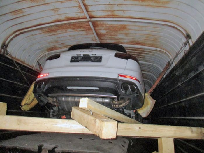 Таможенники задержали внедорожники Porsche Cayenne (2 фото) Таможенники задержали внедорожники Porsche Cayenne (2 фото)