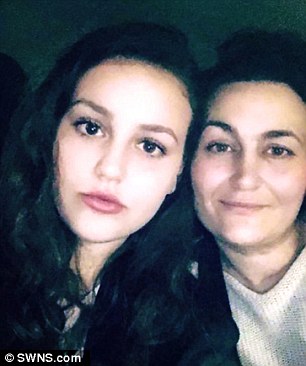 Британка, узнав, что пожилая соседка не убиралась 13 лет, изменила ее жизнь (13 фото) Британка, узнав, что пожилая соседка не убиралась 13 лет, изменила ее жизнь (13 фото)