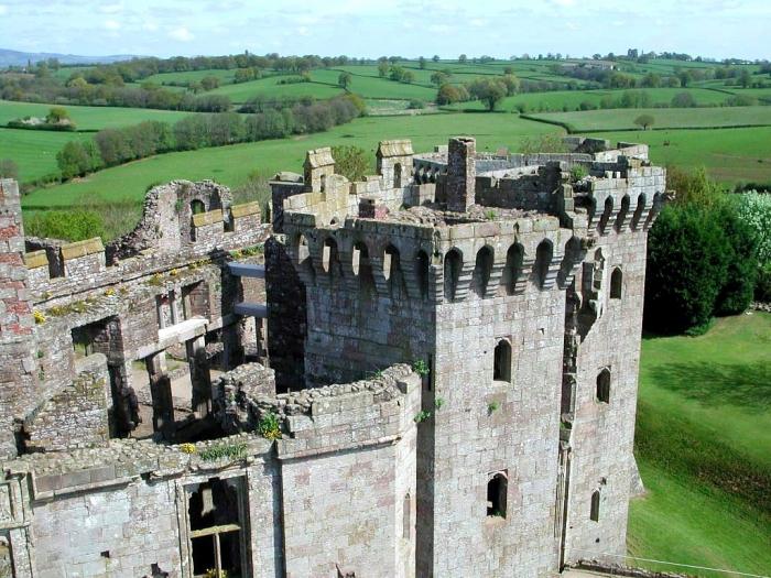 Замки Англии: Раглан (Raglan Castle) (20 фото) Замки Англии: Раглан (Raglan Castle) (20 фото)
