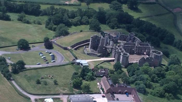 Замки Англии: Раглан (Raglan Castle) (20 фото) Замки Англии: Раглан (Raglan Castle) (20 фото)