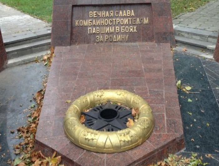 «Газпром» отключил «Вечный огонь» в Таганроге, чтобы на нем не жарили сосиски (2 фото) «Газпром» отключил «Вечный огонь» в Таганроге, чтобы на нем не жарили сосиски (2 фото)