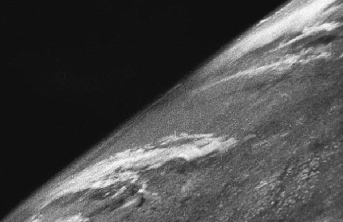 70 лет назад было сделано первое космическое фото Земли (3 фото) 70 лет назад было сделано первое космическое фото Земли (3 фото)