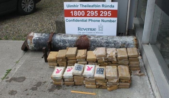 В Ирландии нашли выброшенную на берег трубу с кокаином на 5 млн евро (4 фото) В Ирландии нашли выброшенную на берег трубу с кокаином на 5 млн евро (4 фото)