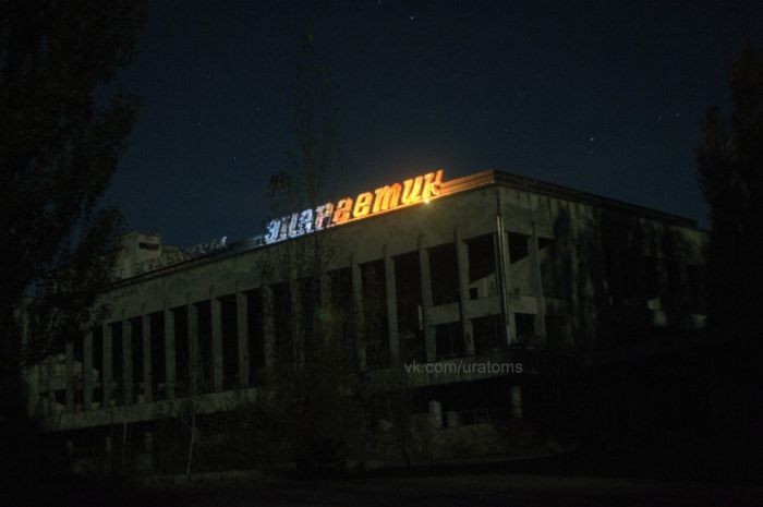 В Припяти зажгли вывеску дома культуры «Энергетик» (3 фото) В Припяти зажгли вывеску дома культуры «Энергетик» (3 фото)