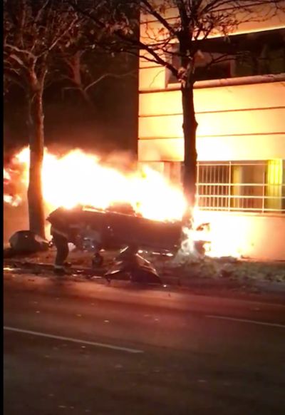 В попавшем в аварию электромобиле Tesla погиб бывший агент ФБР (3 фото) В попавшем в аварию электромобиле Tesla погиб бывший агент ФБР (3 фото)