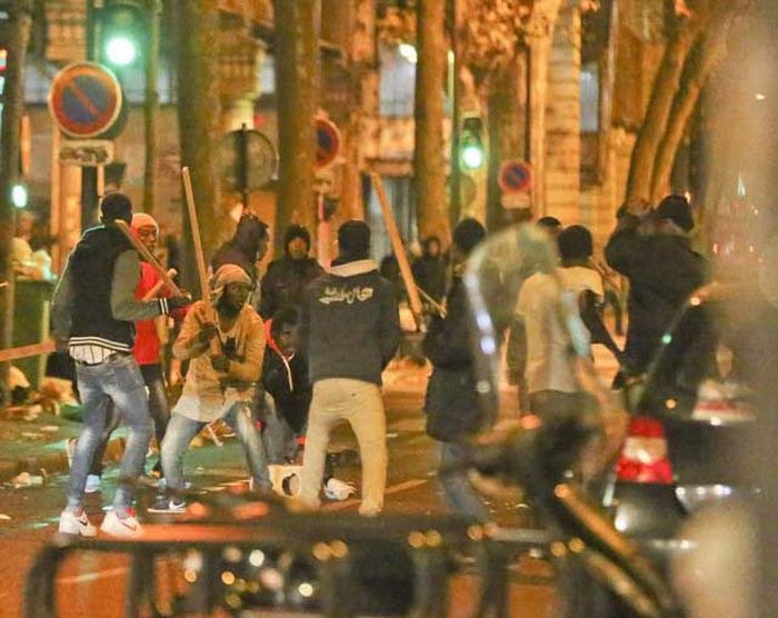 Сталинградская битва мигрантов в Париже (9 фото) Сталинградская битва мигрантов в Париже (9 фото)