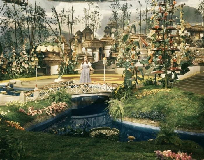 Рисованные декорации, на фоне которых снимались фильмы (6 фото) Рисованные декорации, на фоне которых снимались фильмы (6 фото)