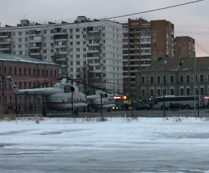 Вертолет Дмитрия Медведева у станции метро «Бауманская» (4 фото) Вертолет Дмитрия Медведева у станции метро «Бауманская» (4 фото)