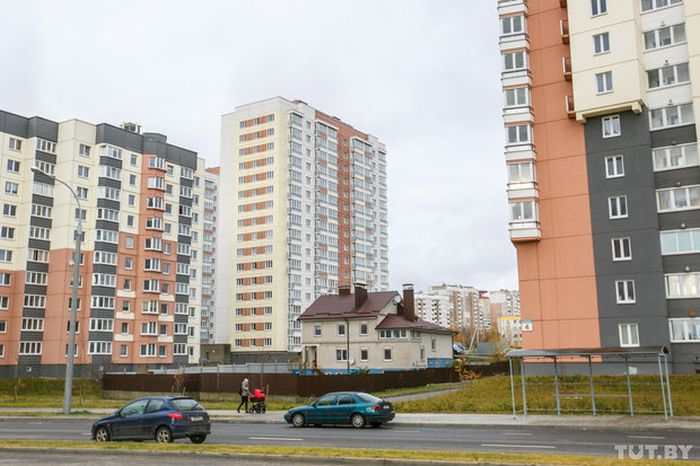 Житель Белоруссии отстоял свой дом под Минском (4 фото) Житель Белоруссии отстоял свой дом под Минском (4 фото)