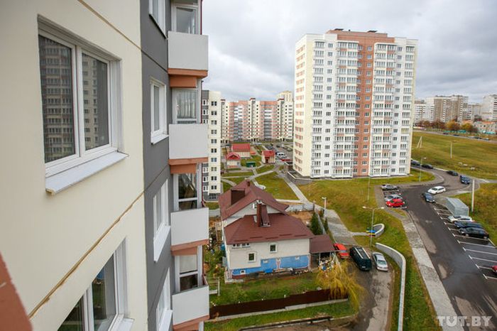 Житель Белоруссии отстоял свой дом под Минском (4 фото) Житель Белоруссии отстоял свой дом под Минском (4 фото)
