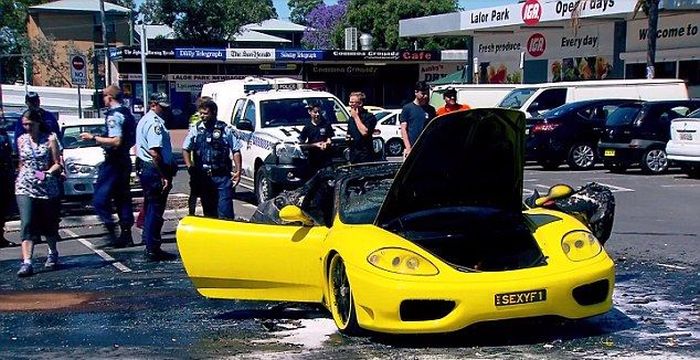 Пока мужчина тушил свой Ferrari, у него украли деньги и ноутбук (9 фото) Пока мужчина тушил свой Ferrari, у него украли деньги и ноутбук (9 фото)