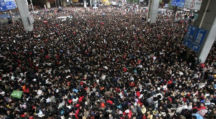 На станции Гуанджоу скопилось более 100 000 людей (9 фото) На станции Гуанджоу скопилось более 100 000 людей (9 фото)