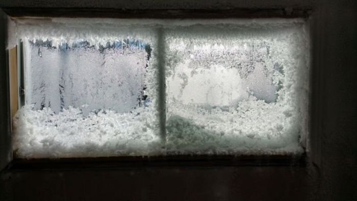 Неполадки в системе отопления превратили дом в ледяную избушку (6 фото) Неполадки в системе отопления превратили дом в ледяную избушку (6 фото)