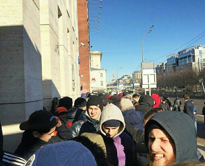 За кроссовками от Канье Уэста в Москве выстроилась огромная очередь (7 фото) За кроссовками от Канье Уэста в Москве выстроилась огромная очередь (7 фото)