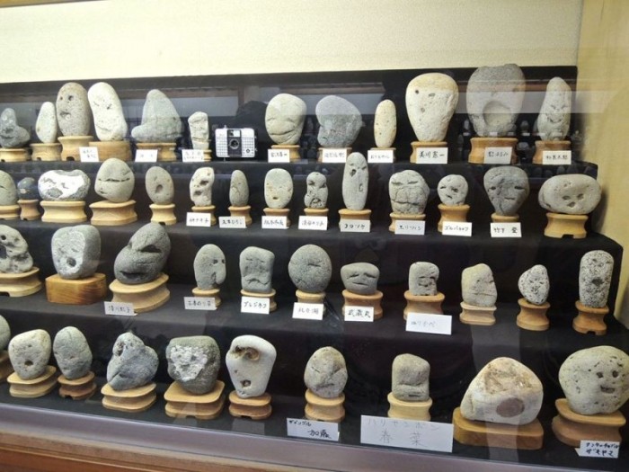 Японский музей камней с человеческим лицом (10 фото) Японский музей камней с человеческим лицом (10 фото)