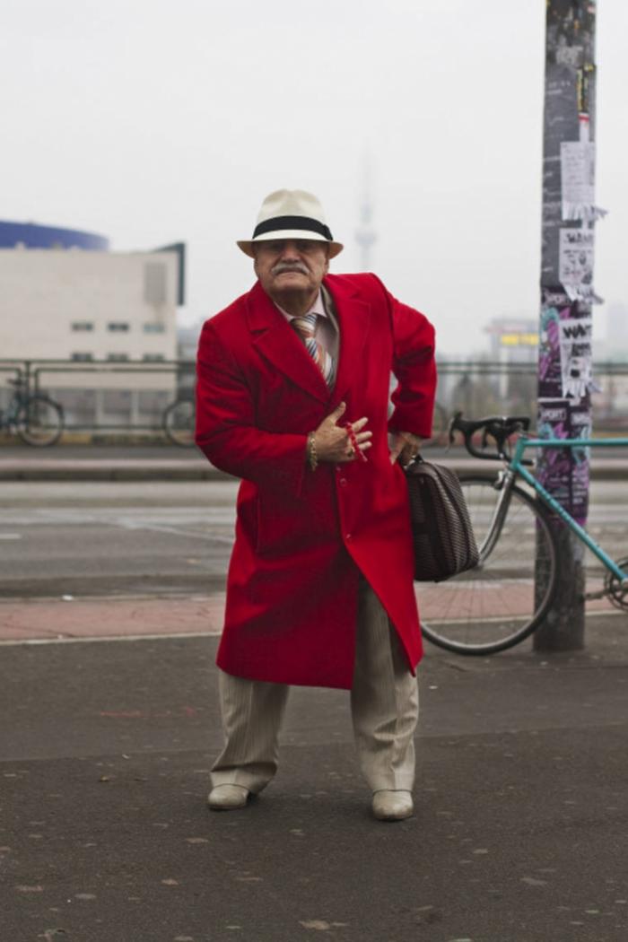 Каждое утро этот фотограф снимает стильные наряды 83-летнего портного-модника (23 фото) Каждое утро этот фотограф снимает стильные наряды 83-летнего портного-модника (23 фото)