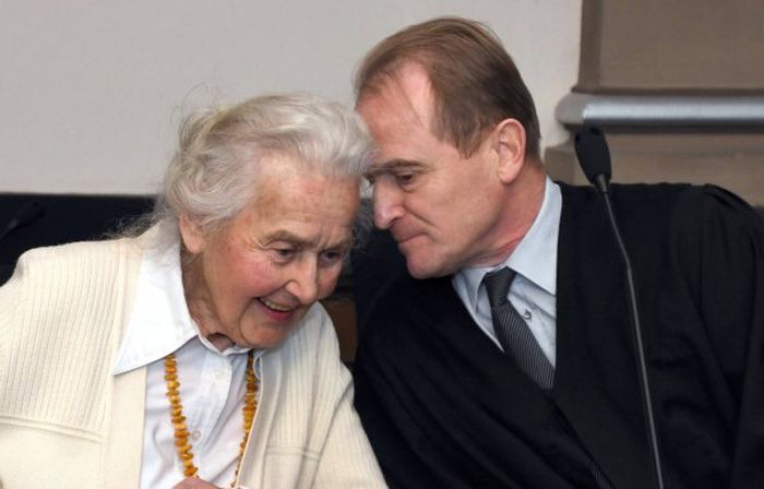 В Германии 88-летнию женщину приговорили к 2,5 годам тюрьмы (2 фото) В Германии 88-летнию женщину приговорили к 2,5 годам тюрьмы (2 фото)