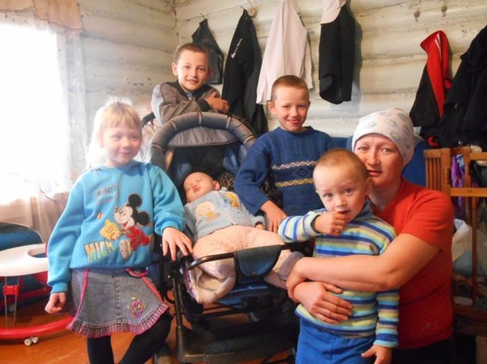 В Башкирии неизвестный меценат купил дом многодетной семье (5 фото) В Башкирии неизвестный меценат купил дом многодетной семье (5 фото)
