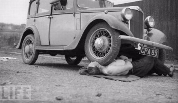 Смертельный номер: безумные трюки в ретро фотографиях (24 фото) Смертельный номер: безумные трюки в ретро фотографиях (24 фото)