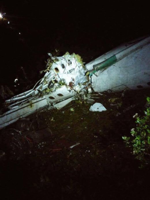 В Колумбии разбился самолет перевозивший футбольную команду (6 фото) В Колумбии разбился самолет перевозивший футбольную команду (6 фото)