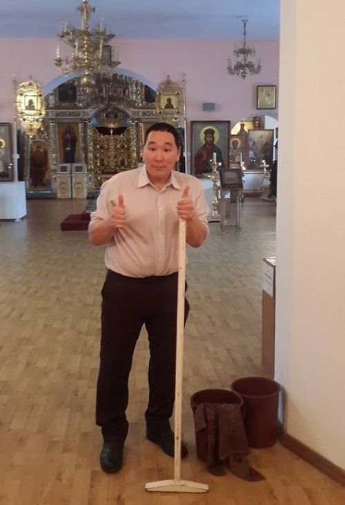 В Якутии непьющему волонтеру года подарили водку (2 фото) В Якутии непьющему волонтеру года подарили водку (2 фото)