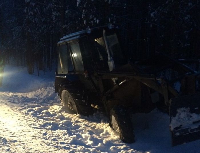 Пьяный подросток пытался столкнуть в кювет автомобиль ДПС (4 фото) Пьяный подросток пытался столкнуть в кювет автомобиль ДПС (4 фото)