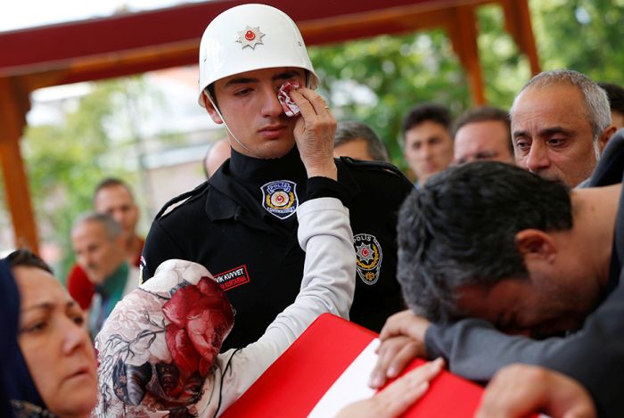       Reuters (32 )