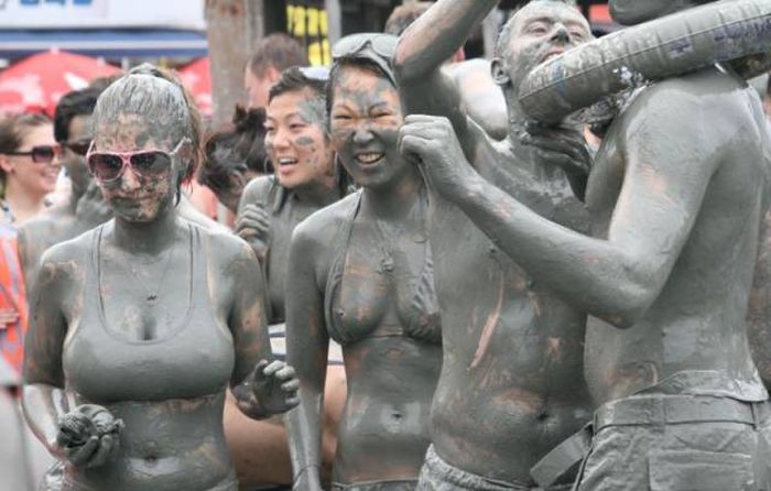 Участницы корейского грязевого фестиваля Boryeong Mud (20 фото) Участницы корейского грязевого фестиваля Boryeong Mud (20 фото)
