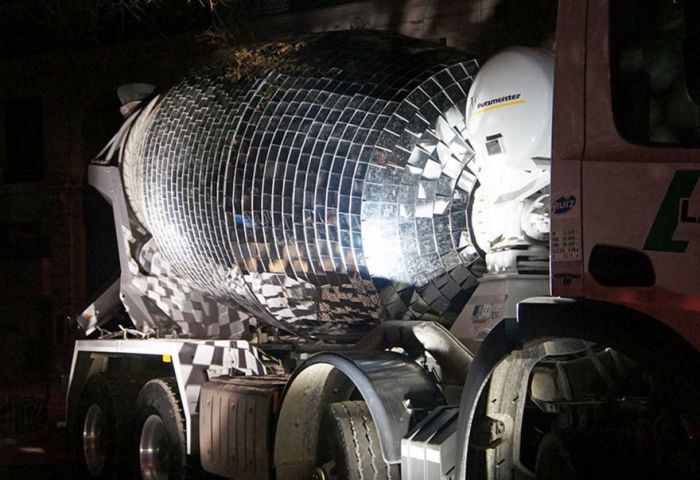 Бетономешалку превратили в огромный диско-шар (5 фото) Бетономешалку превратили в огромный диско-шар (5 фото)