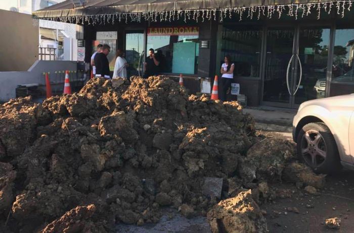 В Новой Зеландии бизнесмен завалил грязью кафе должника (3 фото) В Новой Зеландии бизнесмен завалил грязью кафе должника (3 фото)