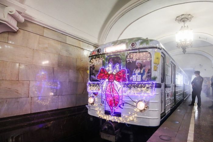 В московском метро запустили новогодний поезд (8 фото) В московском метро запустили новогодний поезд (8 фото)
