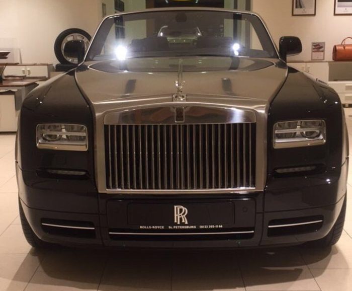 В Санкт-Петербурге мужчина со львенком купил Rolls-Royce (3 фото) В Санкт-Петербурге мужчина со львенком купил Rolls-Royce (3 фото)