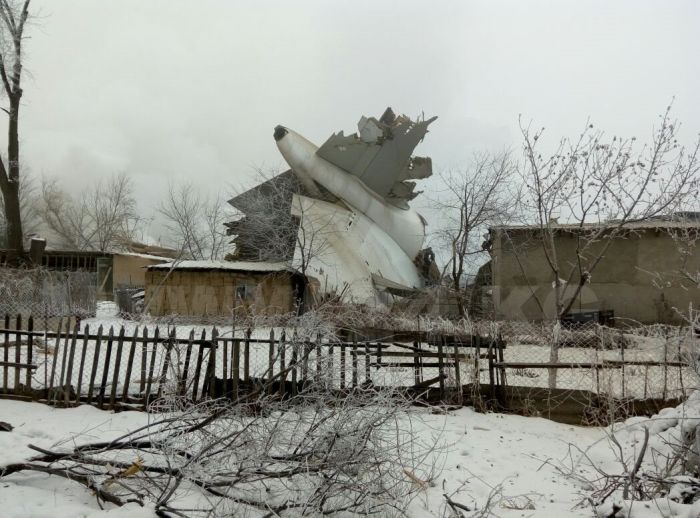 Грузовой самолет упал на жилой поселок (7 фото) Грузовой самолет упал на жилой поселок (7 фото)