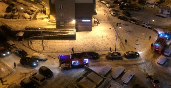 Девушка за рулем Lexus не пропустила пожарных и скорую (6 фото) Девушка за рулем Lexus не пропустила пожарных и скорую (6 фото)