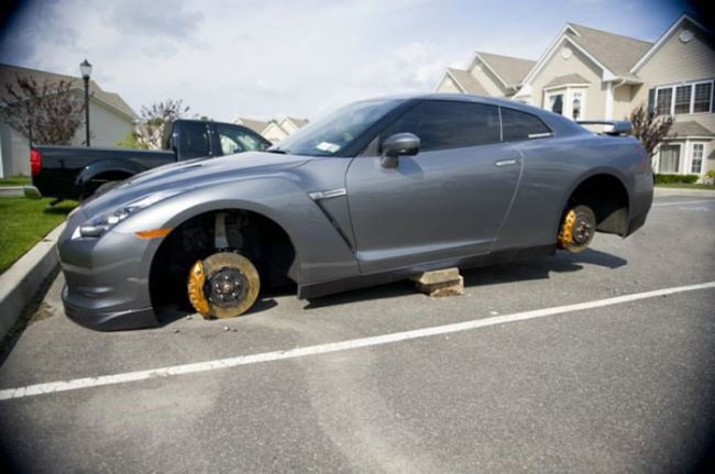 Nissan GTR остался без колес (5 фото) Nissan GTR остался без колес (5 фото)