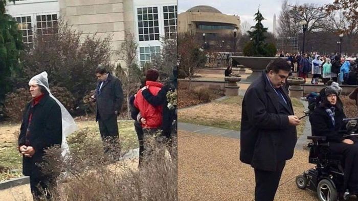 Саакашвили в кустах на инаугурации Трампа (2 фото) Саакашвили в кустах на инаугурации Трампа (2 фото)
