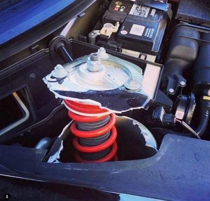 Если на Porsche врезаться передними колесами в бордюр (9 фото) Если на Porsche врезаться передними колесами в бордюр (9 фото)