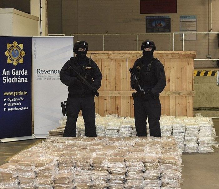 В Ирландии задержано судно с марихуаной на 40 миллионов долларов (6 фото) В Ирландии задержано судно с марихуаной на 40 миллионов долларов (6 фото)