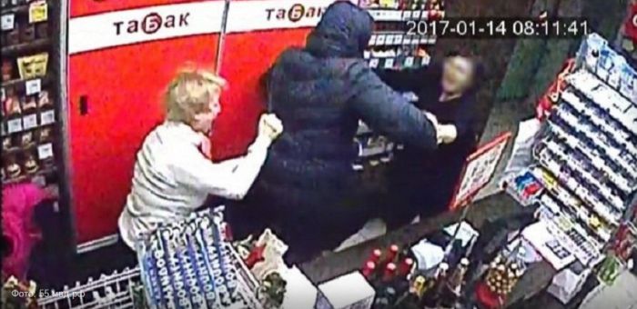 В Омске вооруженный веткой мужчина попытался ограбить магазин (4 фото) В Омске вооруженный веткой мужчина попытался ограбить магазин (4 фото)