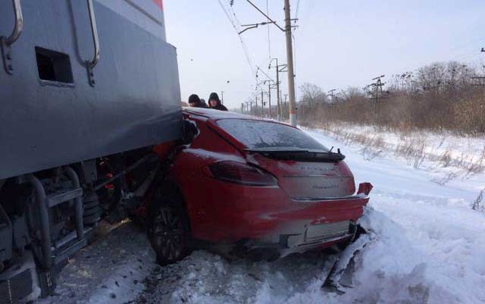 В Тольятти поезд столкнулся с автомобилем Porsche Panamera (4 фото) В Тольятти поезд столкнулся с автомобилем Porsche Panamera (4 фото)