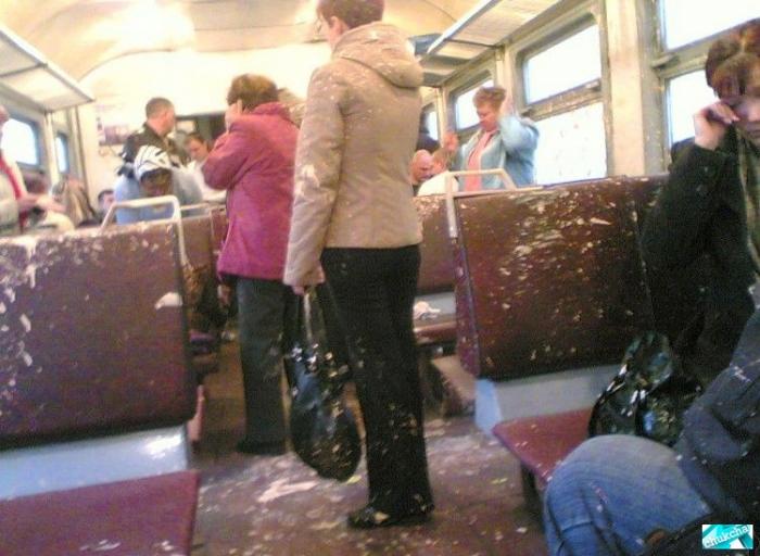 В электричку прилетела банка с краской (3 фото) В электричку прилетела банка с краской (3 фото)