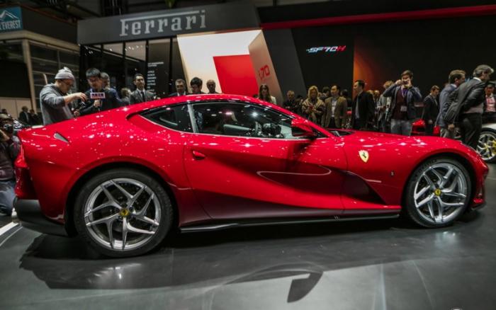 Ferrari 812 Superfast -     (22  + 1 )