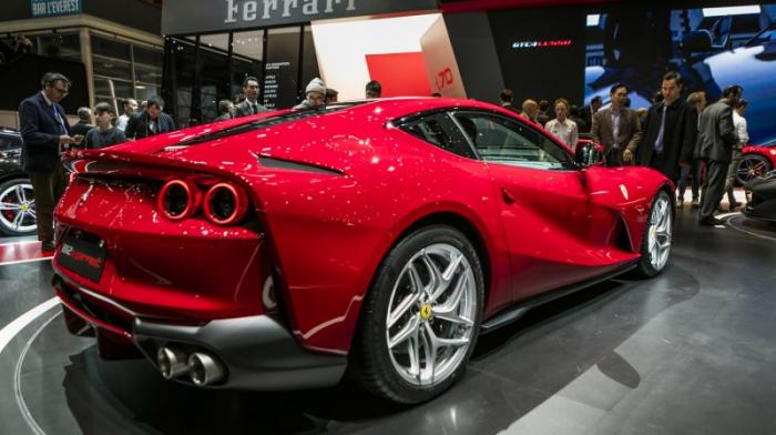 Ferrari 812 Superfast -     (22  + 1 )