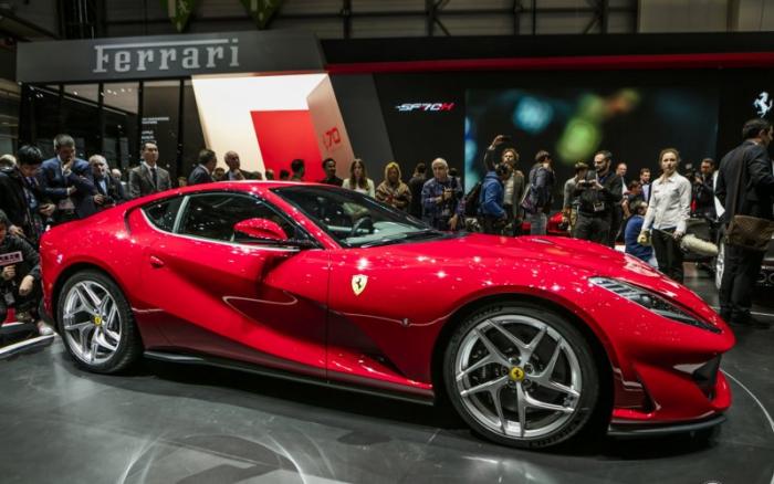 Ferrari 812 Superfast -     (22  + 1 )