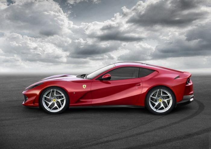 Ferrari 812 Superfast -     (22  + 1 )